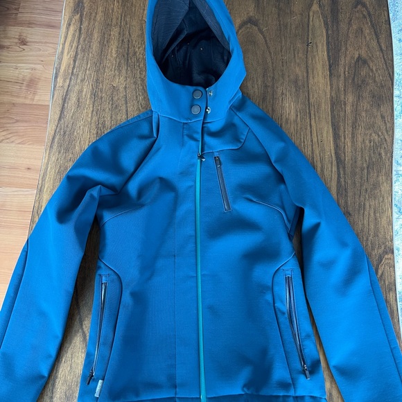 Icebreaker women’s waterproof jacket - Picture 6 of 9